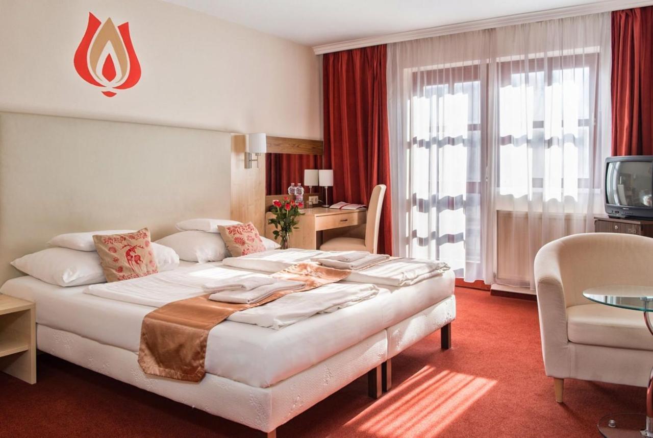 Hotel Piroska Buk Bagian luar foto