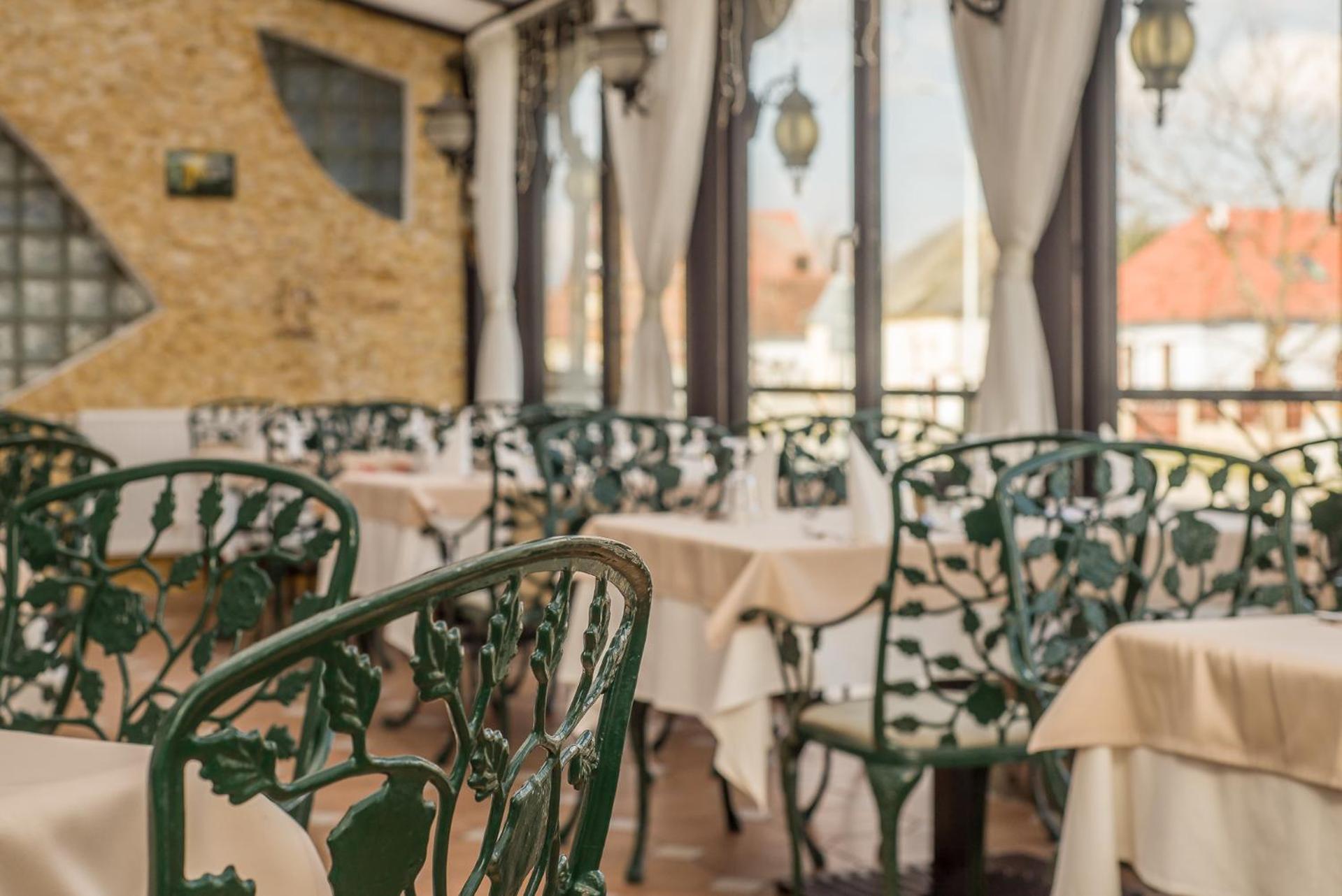 Hotel Piroska Buk Bagian luar foto