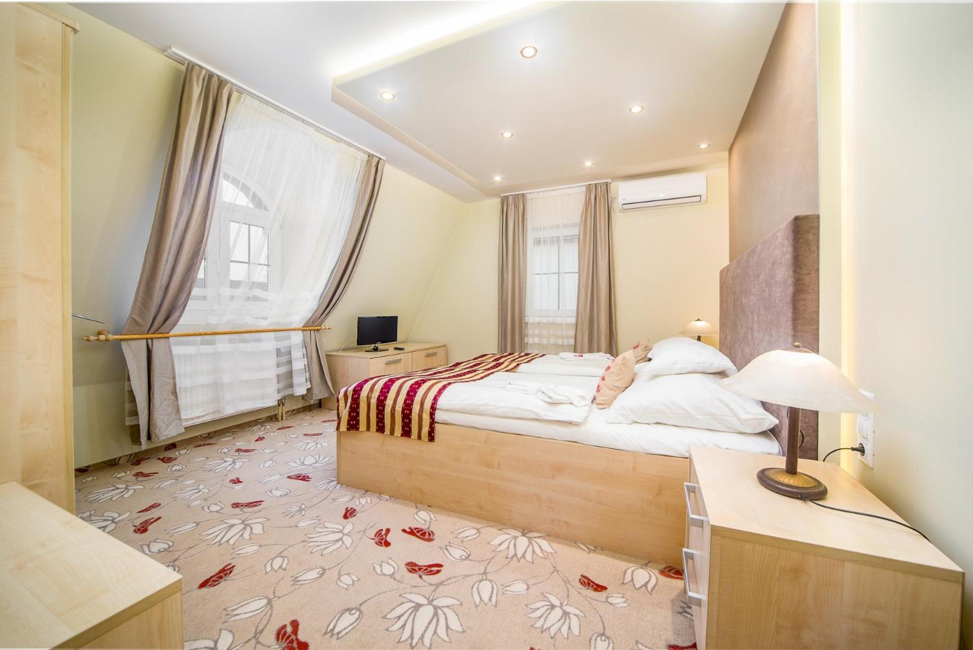 Hotel Piroska Buk Bagian luar foto