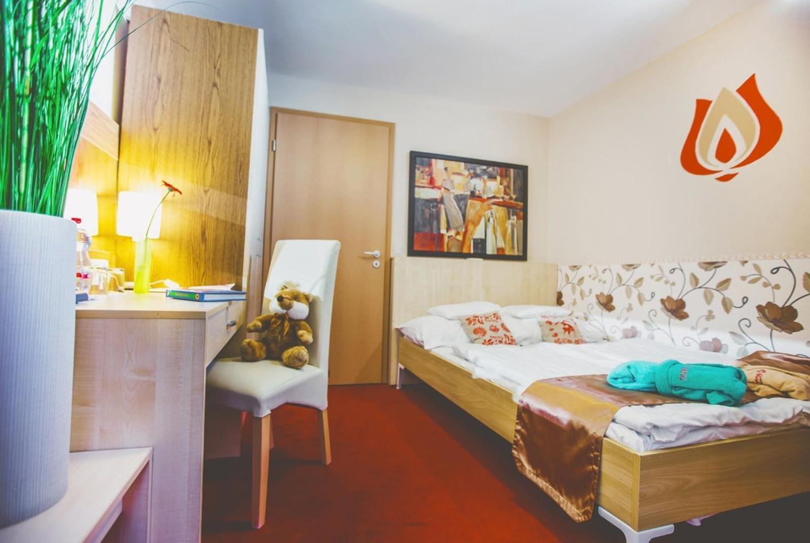 Hotel Piroska Buk Bagian luar foto